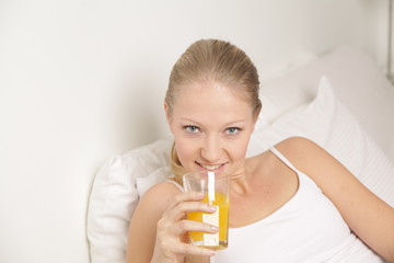 Obraz na płótnie Canvas Pretty woman drinking a juice