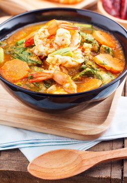 Spicy and Soup Curry with Shrimp and Vegetable Omelet