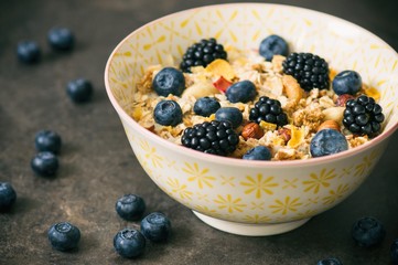 Müsli mit Beeren und Nüssen