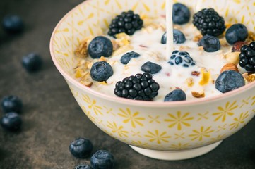 Müsli mit Beeren und Nüssen
