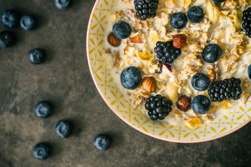 Müsli mit Beeren und Nüssen