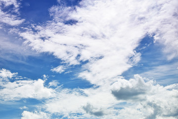 Wolken am blauen Himmel