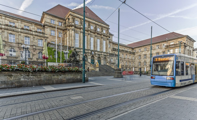 Fototapeta na wymiar Königsstraße in Kassel mit Rathaus im Hintergrund