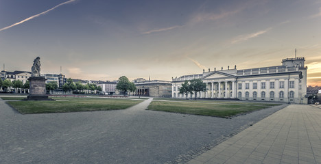 Friedrichsplatz früh morgens in Kassel