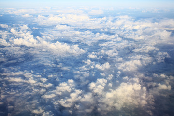 view from the bird's-eye view of the airplane window at the horizon and clouds
