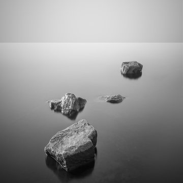 Fototapeta Minimalistyczny mglisty krajobraz. Czarny i biały.