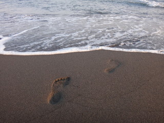 Следы на песчаном пляже