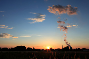 Piękny zachód słońca przy elektrowni węglowej.