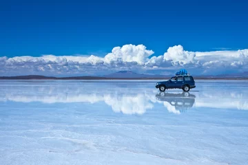 Fotobehang Reflectie van auto in Salar de Uyuni (Uyuni Salt Flat), Bolivia © Juancat