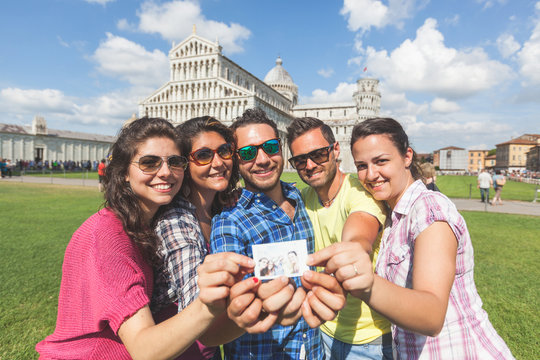 Group of tourists with their photo in Pisa.