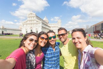 Group of tourists taking a selfie in Pisa. - obrazy, fototapety, plakaty
