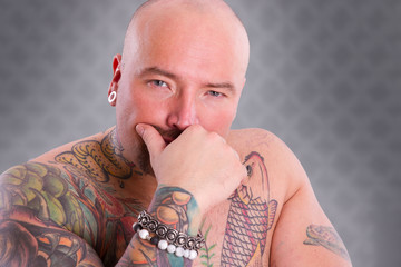 nachdenklicher tätowierter Mann