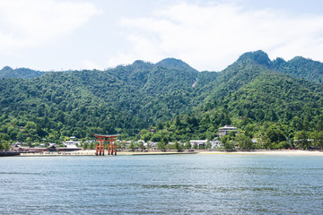 Fototapeta na wymiar 船から見た広島の宮島