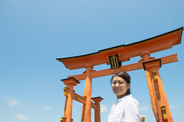 宮島を観光している女性