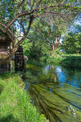 水車が回る川辺　安曇野