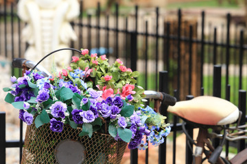 The bike basket with roses