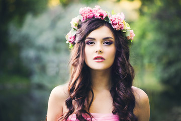 Naklejka premium Pretty Brunette Girl with Curly Hairstyle Outdoors. Fashion Woman