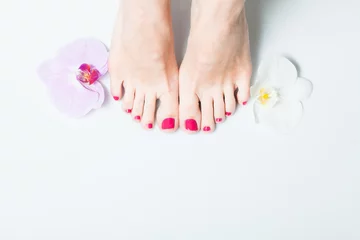 Crédence de cuisine en verre imprimé Pédicure beautiful female feet pedicure tool orchid