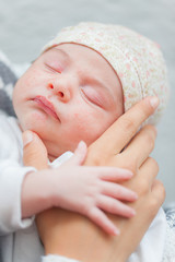 Fototapeta premium Neugeborenes hält die Hand der Mutter