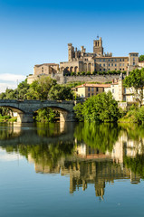Fototapeta premium Spiegelung Altstadt und Kathedrale von Beziers im Fluß