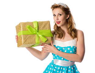 Pinup Girl zeigt ein Geschenk 