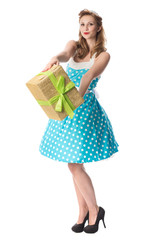 Pinup Girl überreicht ein Geschenk 