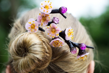 Naklejka premium A picture of bobby pin on head of blonde girl