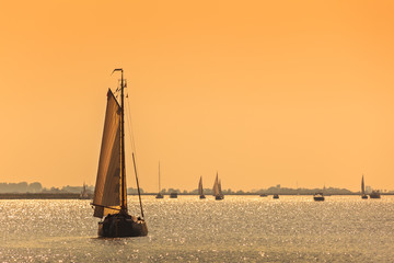 Obraz premium Frisian Dutch sailing ships during sundown