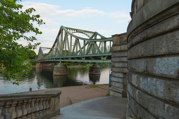 Glienicker Brücke und Wand