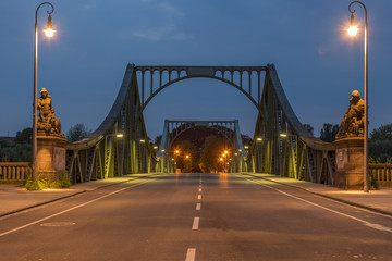 Fototapeta na wymiar Glienicker Brücke frontal