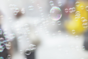 Leichte und helle Seifenblasen als Grußkarte zum Geburtstag oder sommerlichen, feierlichen Anlässen. Hintergrundbild für fröhliche Stimmung.