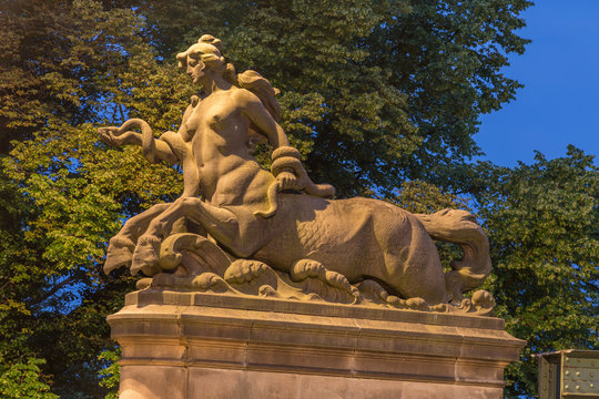 Pferdefrau Statue