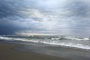 Fototapeta na wymiar storm on the ocean coast