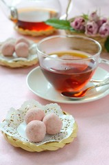 ティータイム　ピンクのバラとクッキーと紅茶
