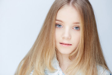 Naklejka premium Portrait of teenager girl with long hair