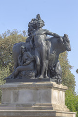 Fototapeta premium Animal, hombre y mujer estatua