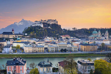 Obraz premium Salzburg, Austria. Obraz Salzburga podczas zmierzchu dramatyczny zachód słońca.
