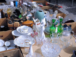 altes Geschirr auf dem Flohmarkt