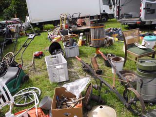 altes Ger&uuml;mpel auf dem Flohmarkt