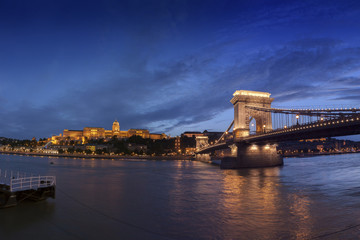 Fototapeta premium Buda Castle and Chain Bridge at night in Budapest, Hungary