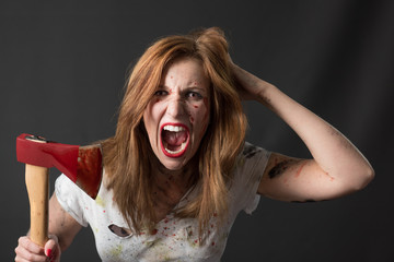 Schreiende Frau mit Beil