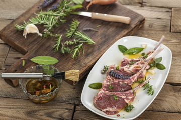 Rohes Lammfleisch mariniert auf weißem Teller