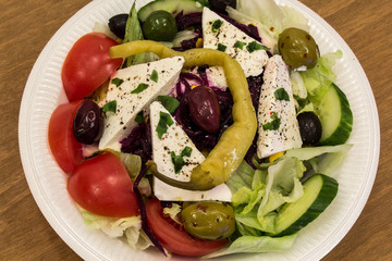 Griechischer Salat auf Holzbrett