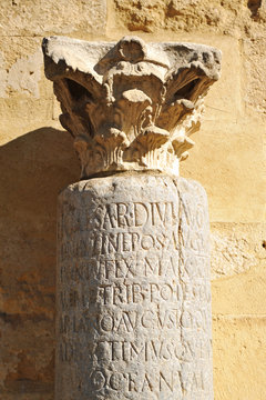 Miliario romano en la Mezquita de C&oacute;rdoba, Andaluc&iacute;a, Espa&ntilde;a