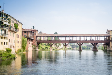 Vista sul ponte degli Alpini a Bassano del Grappa, Veneto, Italia - 86212176