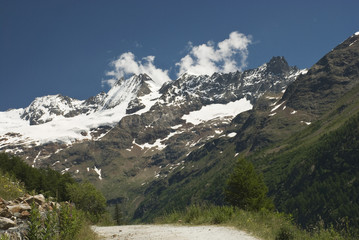 Fototapeta na wymiar le montagne viste dalla strada sterrata