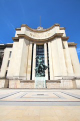Obraz premium Paris / Trocadero - Statue d’Hercule domptant un bison
