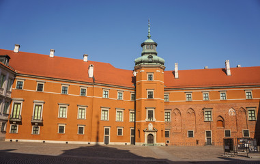 Obraz premium Widok Zamku Królewskiego w Warszawie z Placu Zamkowego, Polska