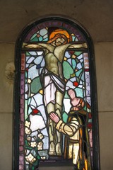 Christ sur la Croix, vitrail du Cimetière de Passy à Paris