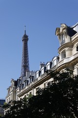 Fototapeta na wymiar Tour Eiffel derrière un immeuble à Paris 